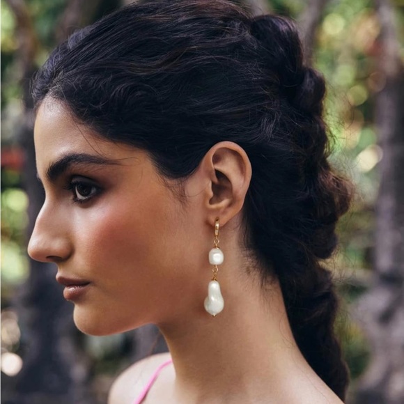 Pearl Statement long dangle earrings - Picture 3 of 3